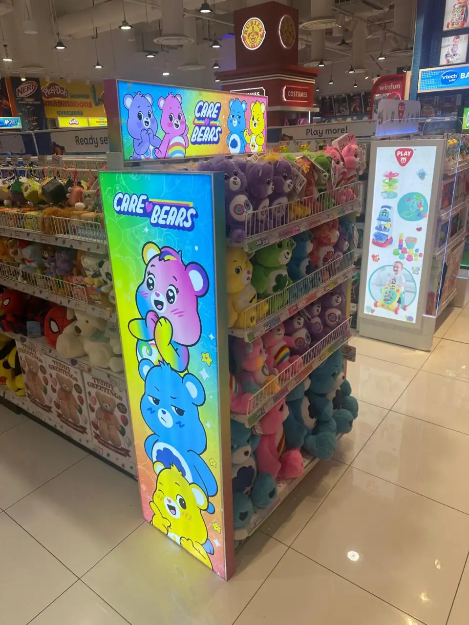 WhatsApp Image 2026 10 20 at 2.06.23 PM — Care Bears、毛绒玩具、玩具店货架、爱心熊