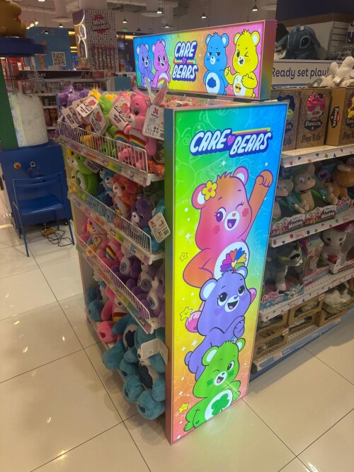 WhatsApp Image 2026 10 20 at 2.06.24 PM (1) — 毛绒玩具、Care Bears、玩具货架、爱心熊